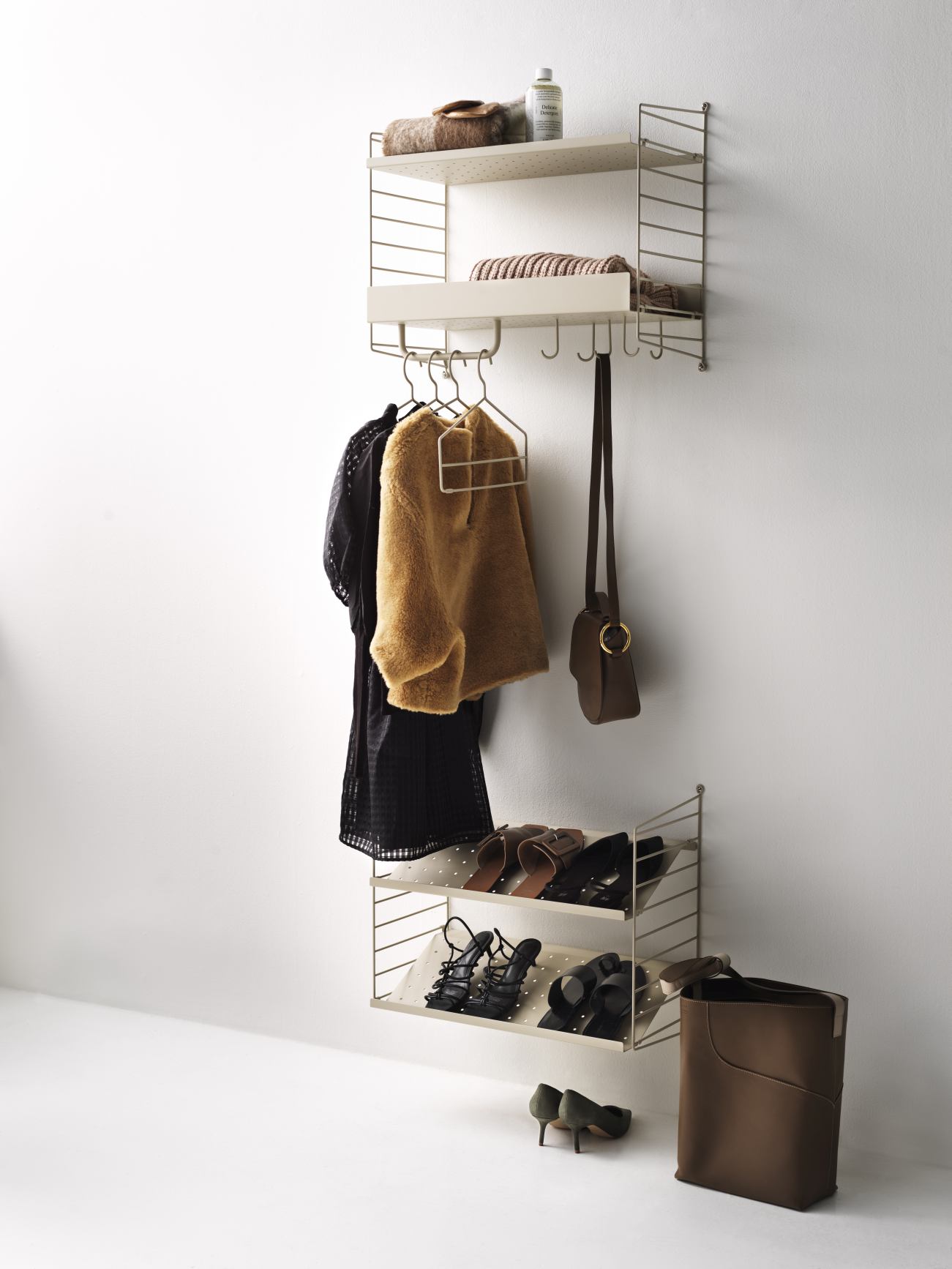Flur KONFIGURATIONEN String Regal mit Kleidung, Schuhen und Accessoires für die Flur-Organisation.