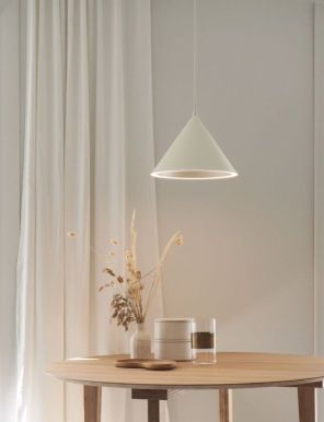 Helle Woud Annular Pendelleuchte über Holztisch mit Dekoration, moderne Innenraumbeleuchtung.