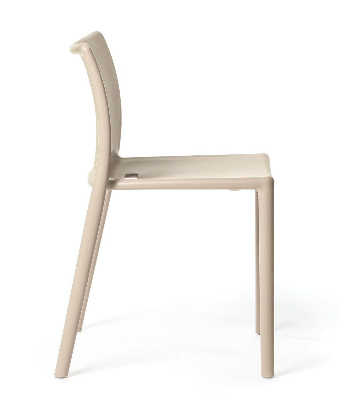 Seitenansicht des beigen Magis Air Chair Stuhls, geeignet für Innen- und Außenbereiche.