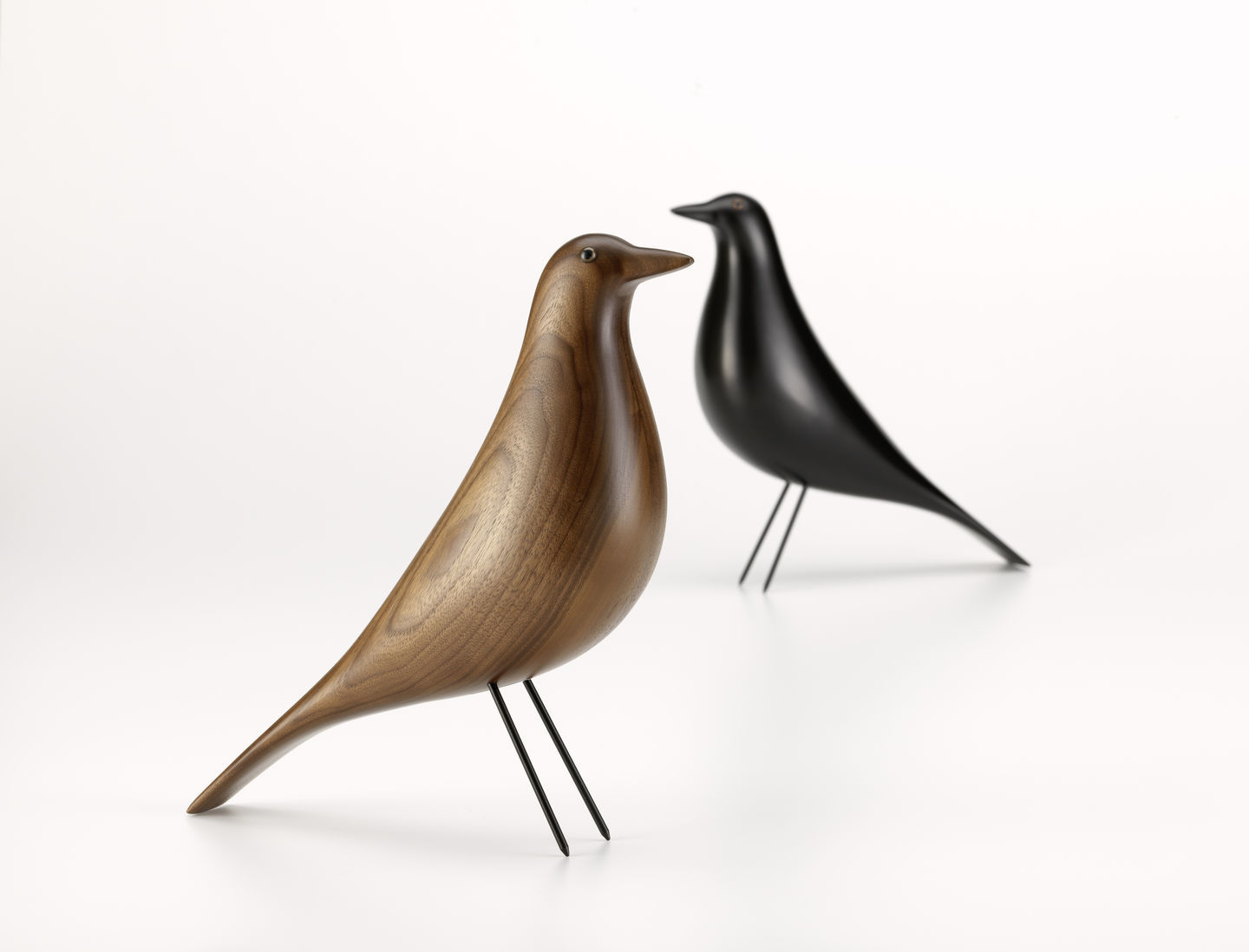 Eames House Bird Skulptur von Vitra, Nussbaum und Schwarz, dekorative Holzfiguren für Wohnaccessoires.