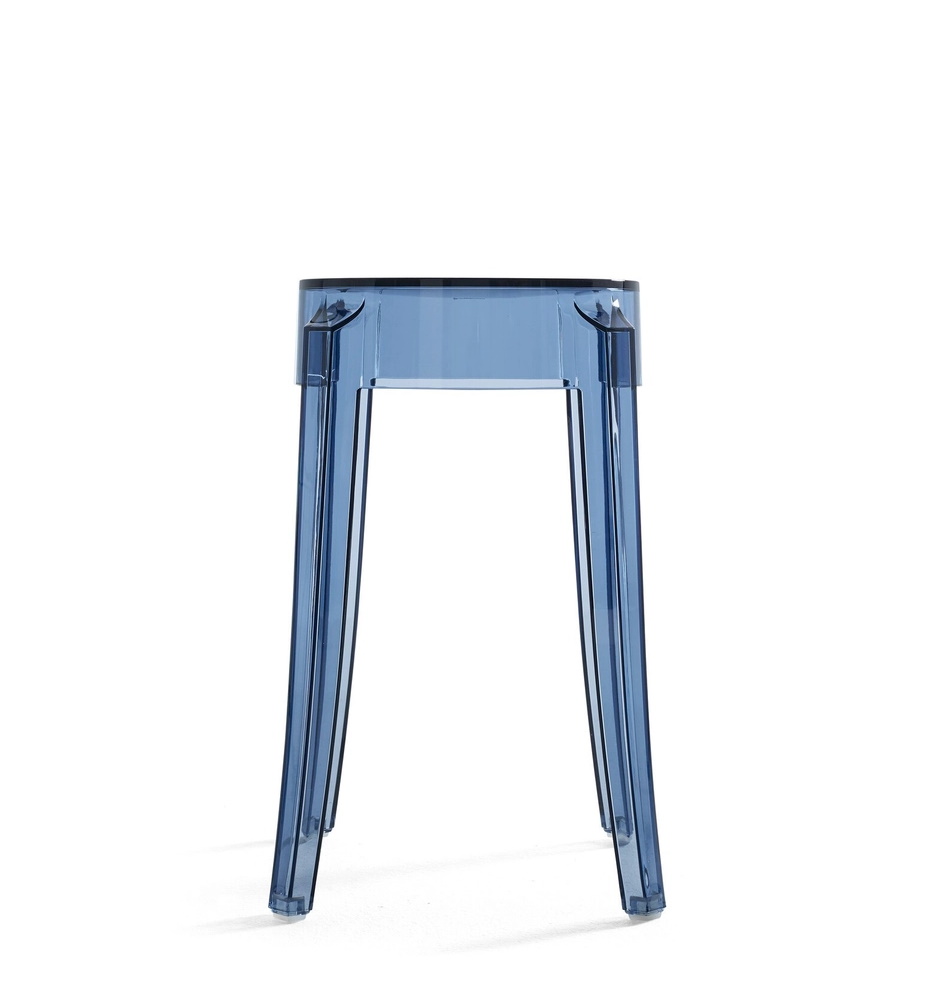Blauer Charles Ghost Hocker von Kartell, moderner Design Hocker aus transparentem Kunststoff.