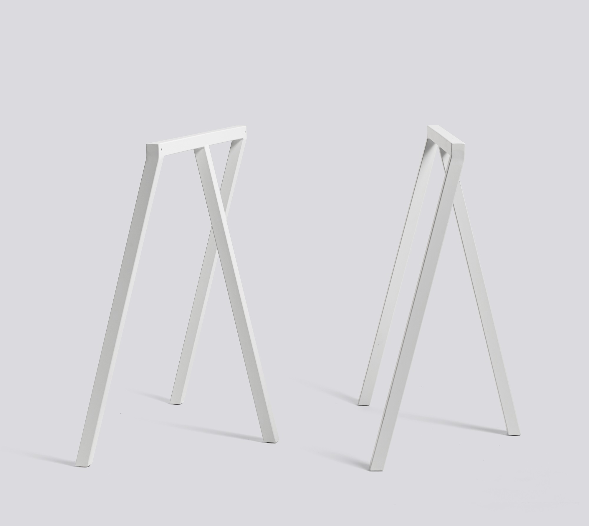 Zwei weiße Loop Stand Frame Böcke von Hay, ideal als Tischgestell oder Schreibtischuntergestell.