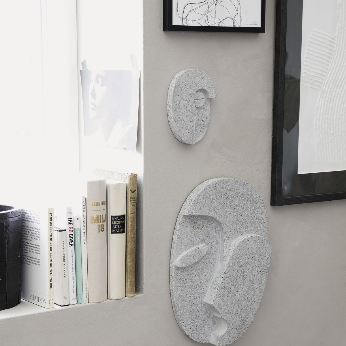 Graues Wall Art Face Wandobjekt von House Doctor, abstrakte Gesichts-Skulptur als moderne Wanddekoration.