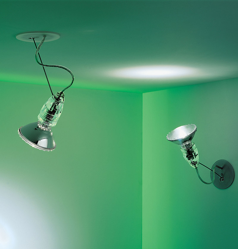 Spock Deckenleuchte von Ingo Maurer: Zwei flexible Strahler, einer an Decke, einer an Wand.