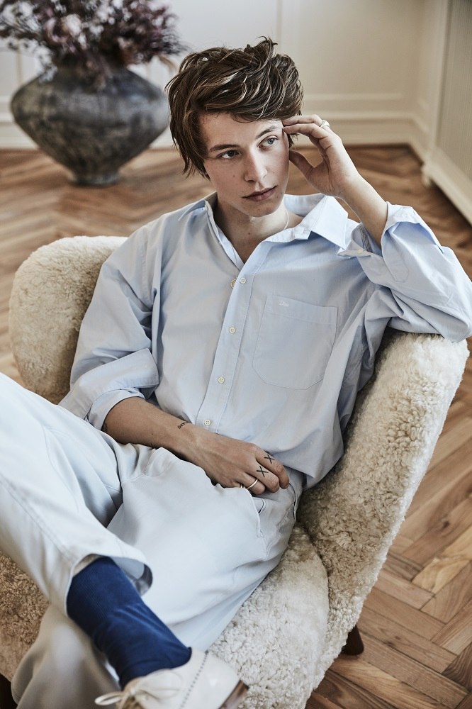 Little Petra Sessel von &Tradition in Walnuss und Moonlight. Gemütlicher Lounge Sessel für Wohnzimmer.