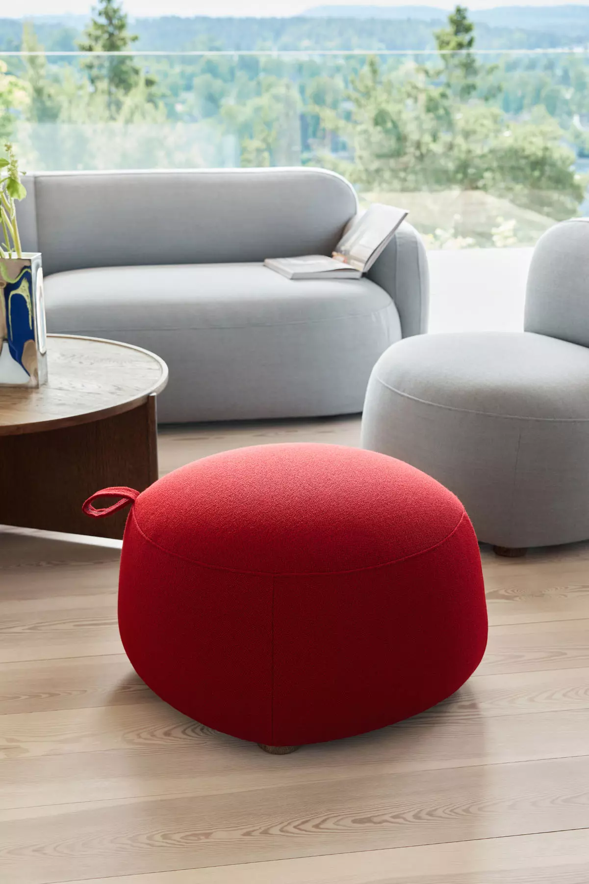 Roter Gem Hocker von Northern im modernen Wohnzimmer mit Sofa und Sessel.