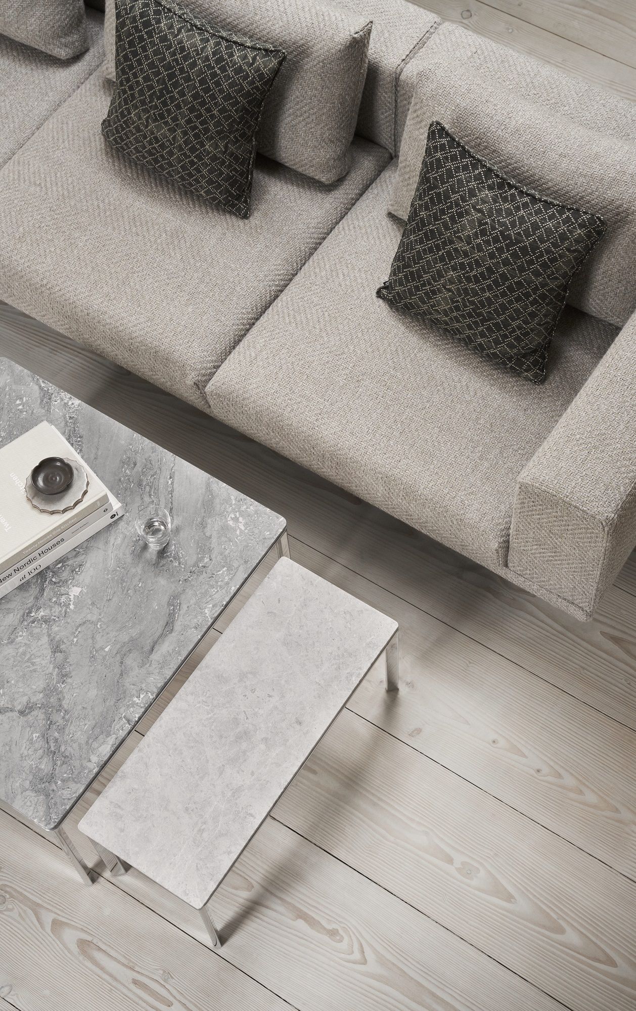 Ansicht von oben: Vipp Couchtisch rechteckig aus Marmor und Beton neben Sofa.