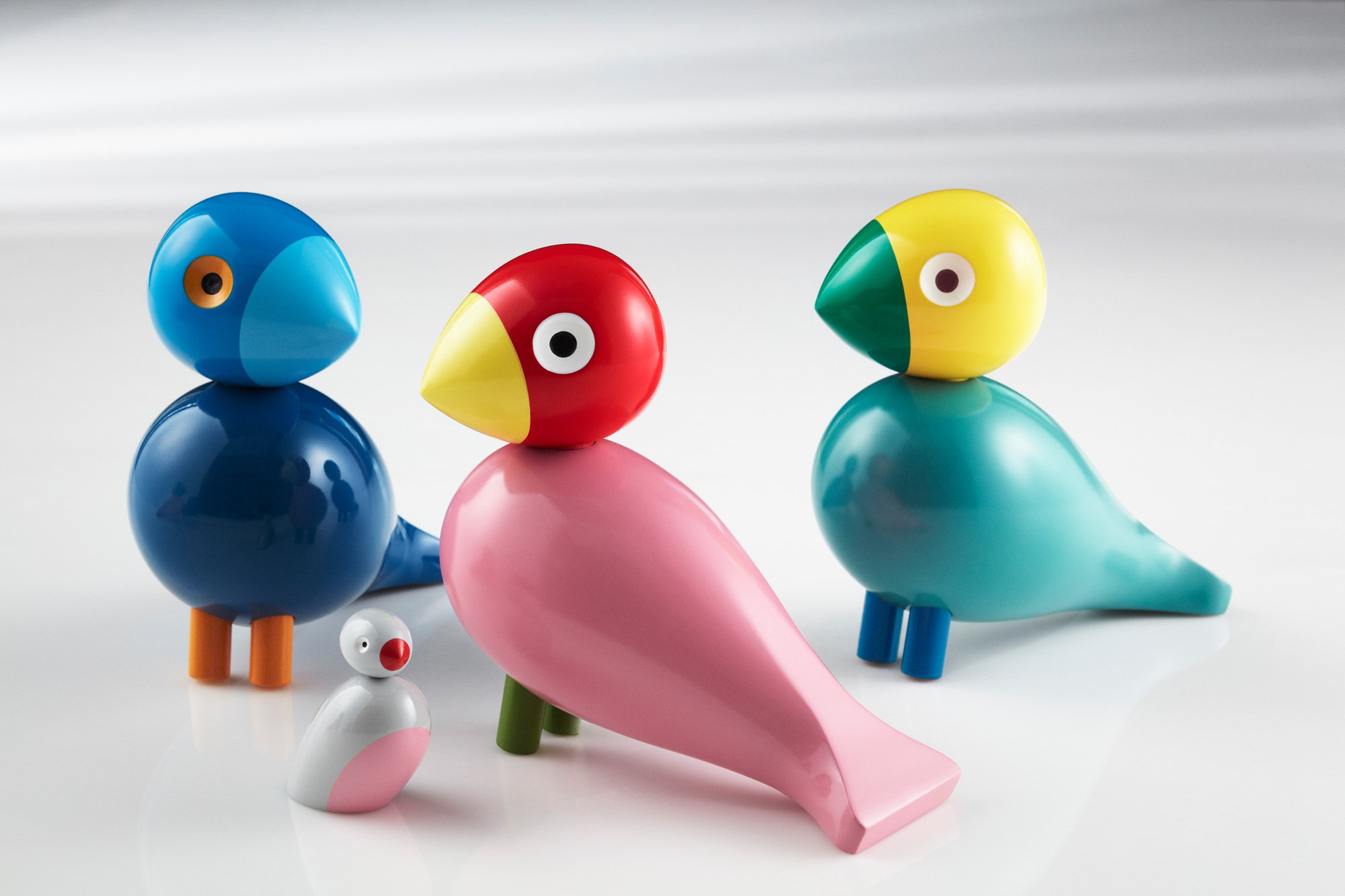 Drei bunte Holzfiguren, Kay Bojesen Songbirds, dekorative Designobjekte für Kinder und Erwachsene.