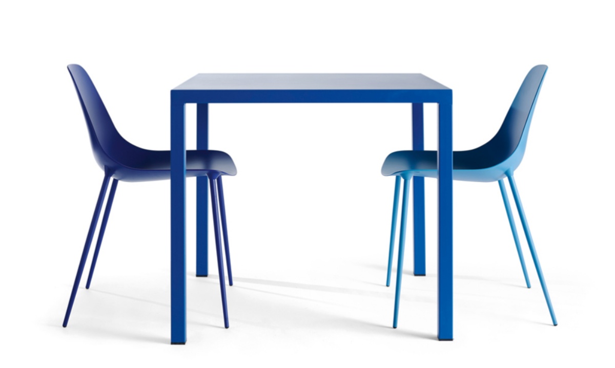 Blauer ILtavolo Tisch von Opinion Ciatti mit zwei blauen Stühlen, modernes Design für Esszimmer.
