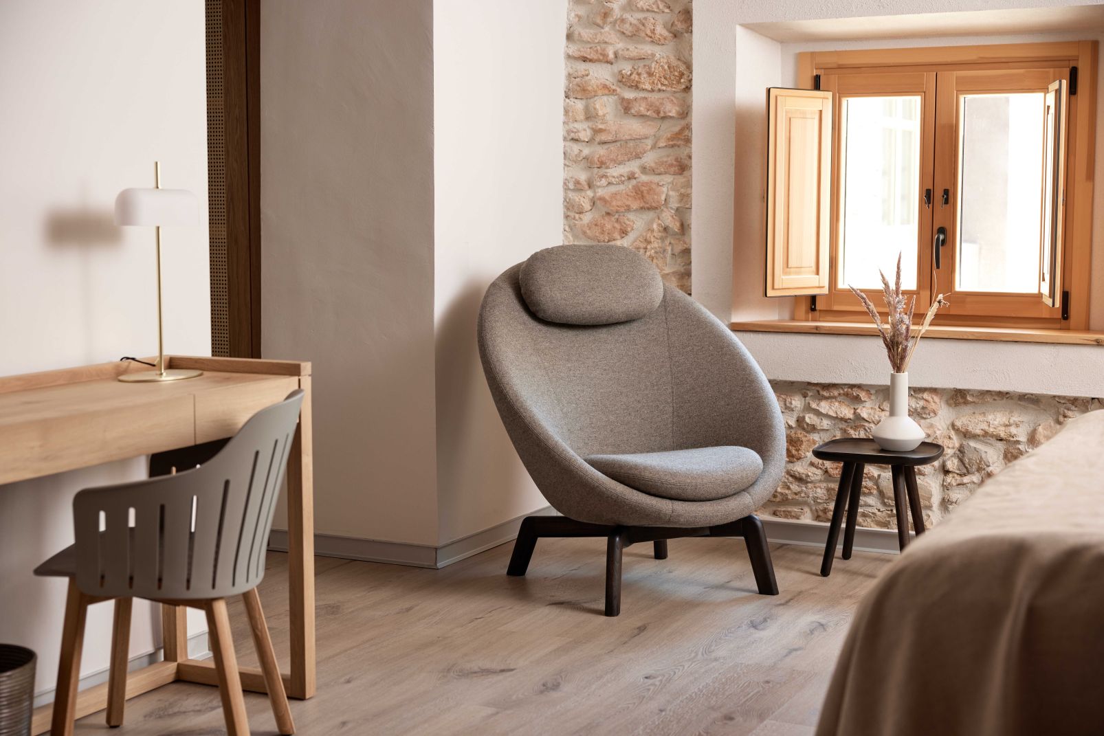 Pace Loungesessel von Cane-Line in grau, moderner Sessel für Wohnzimmer und Entspannung.