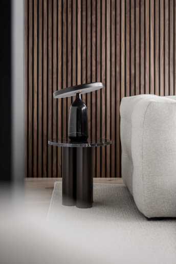 Normann Copenhagen Dit Coffee Table Beistelltisch mit Marmorplatte und schwarzem Sockel neben Sofa.