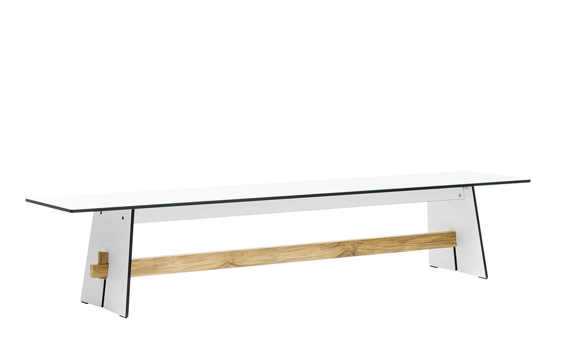 Weiße Conmoto Tension Outdoor Bank mit anthrazitfarbenen Wangen und Holzverbindung, minimalistisches Design für Garten und Terrasse.