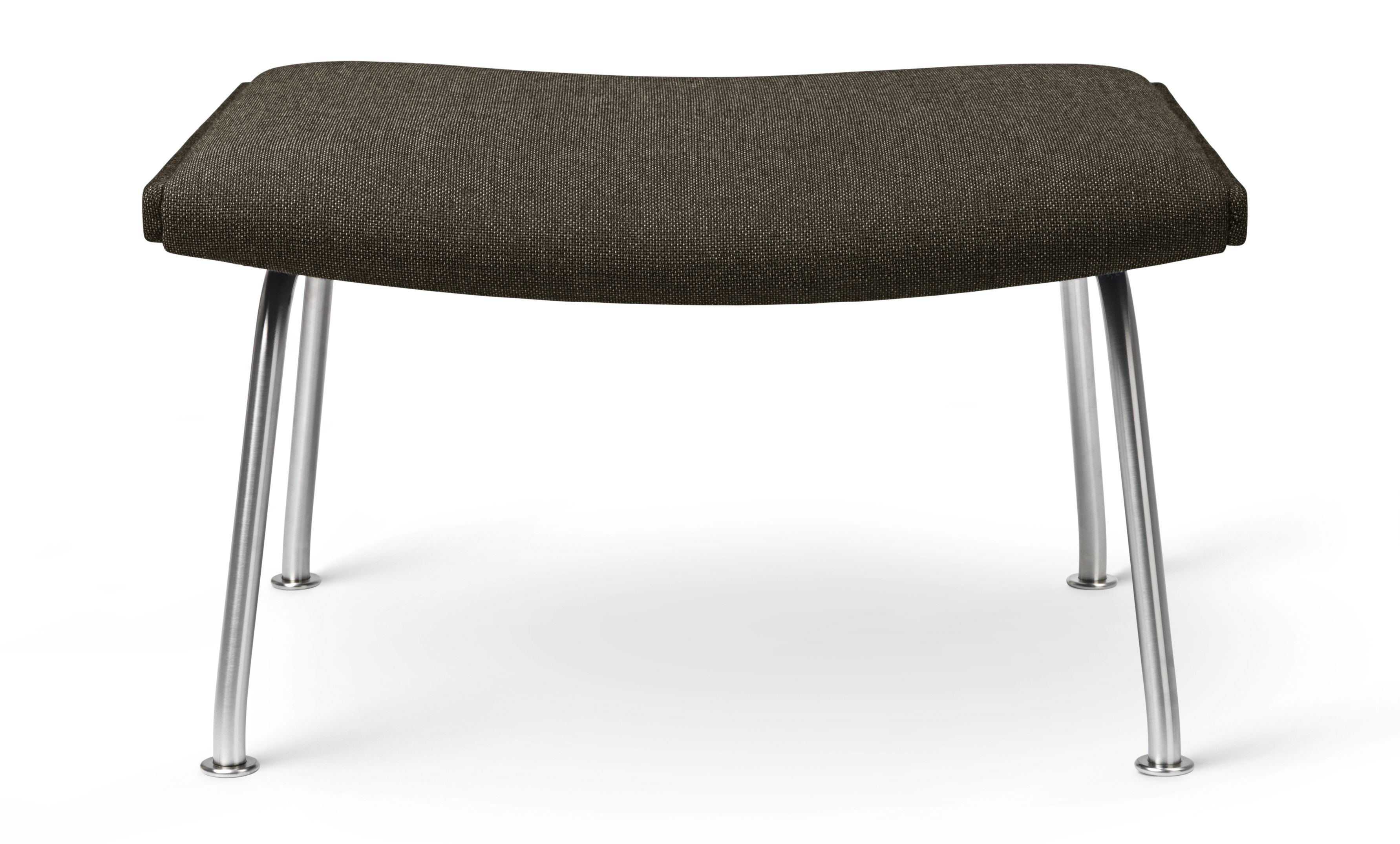 CH446 Fußhocker von Carl Hansen & Søn mit braunem Stoffbezug und Stahlbeinen.