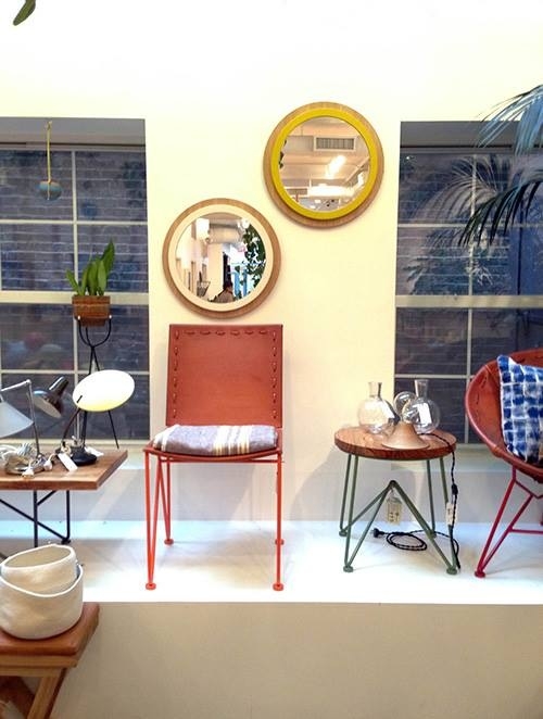 Zwei runde Spiegel, darunter der Back to Bauhaus Spiegel, an einer weißen Wand. Dekorative Inneneinrichtung.