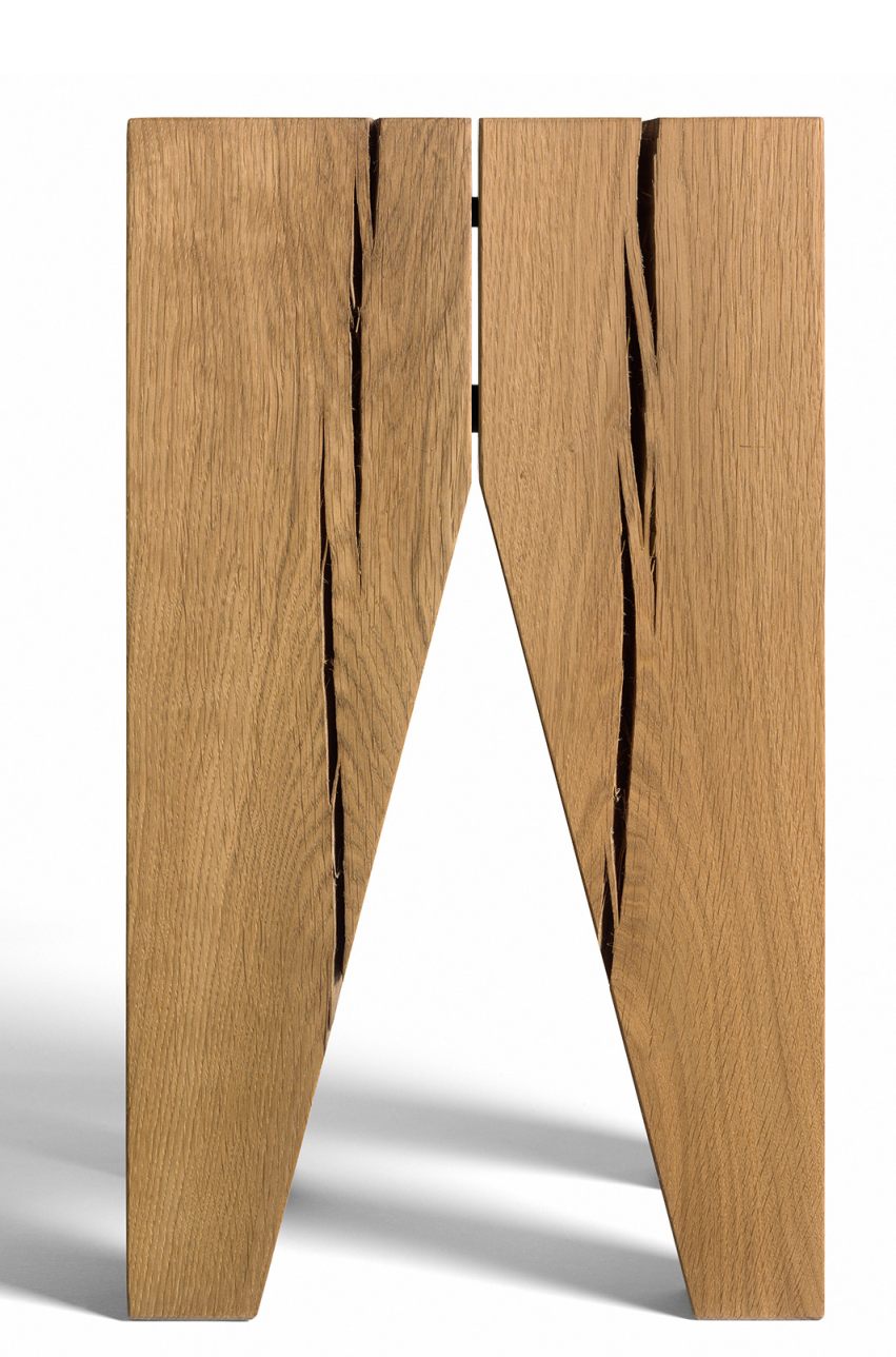 Detailaufnahme des Backenzahn Hockers / Beistelltisches e15 aus massivem Eichenholz.