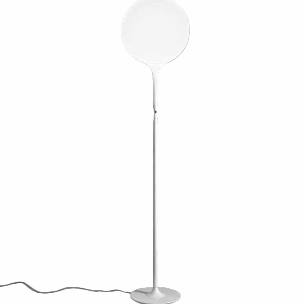 Weiße Castore Stehleuchte von Artemide mit rundem Lampenschirm und schlankem Fuß.