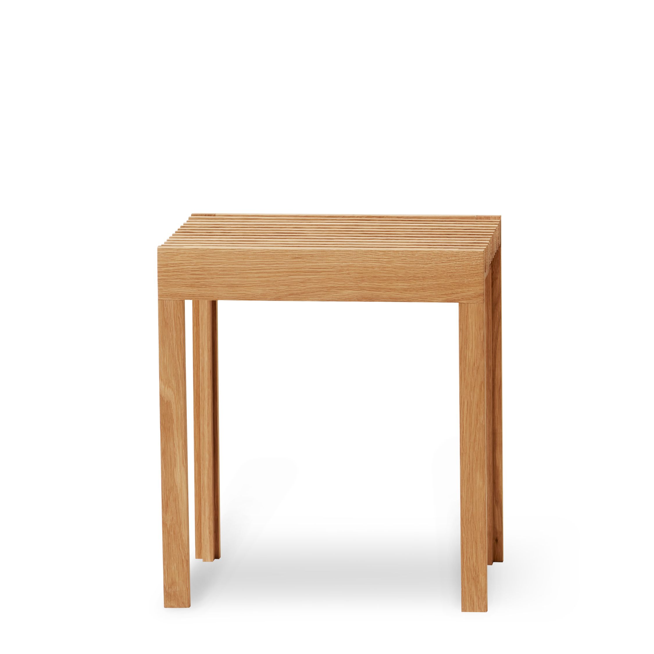 Lightweight Hocker aus Eiche von Form & Refine, minimalistisches Design, helle Holzfarbe.