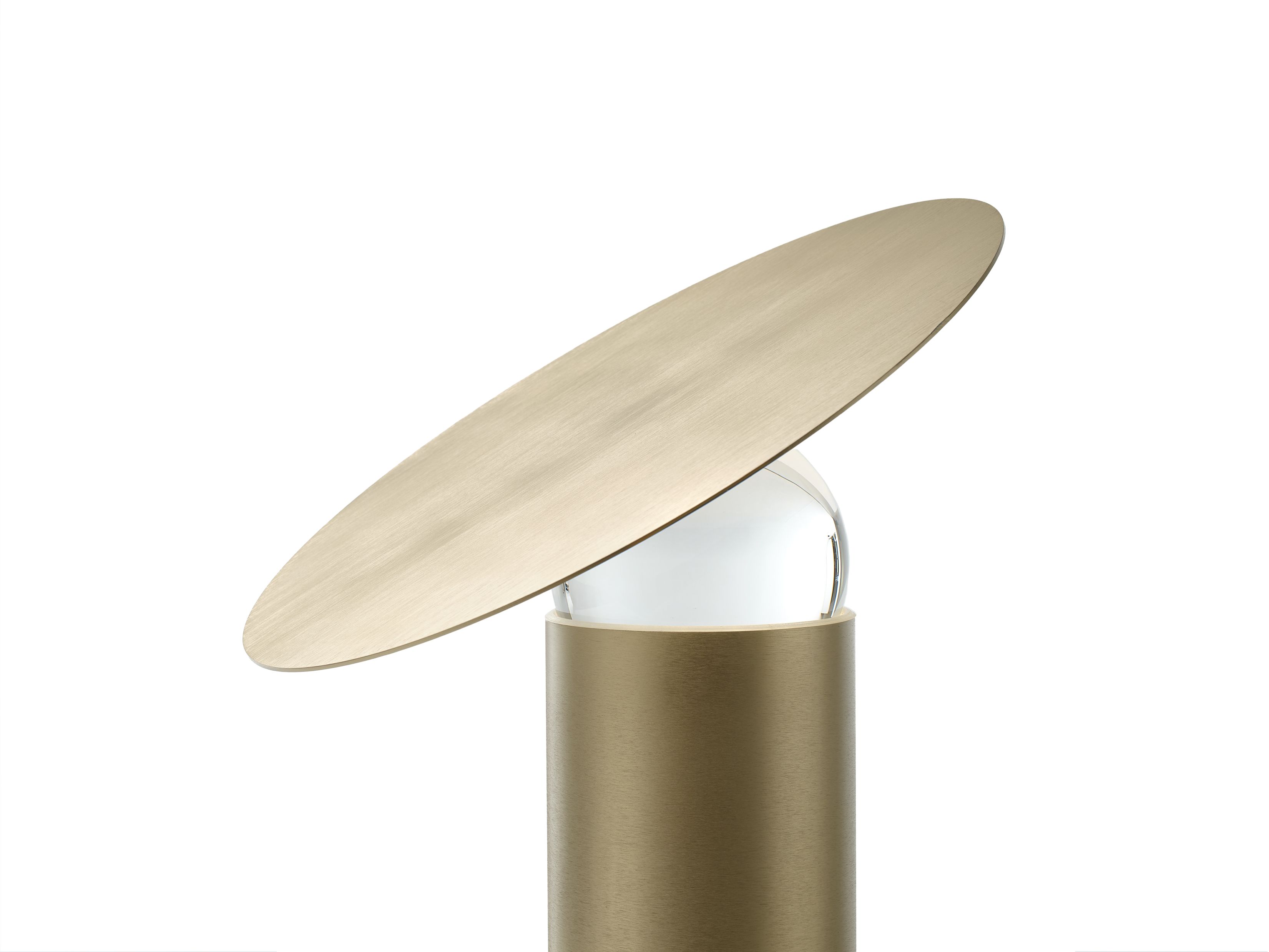 Nahaufnahme der Era Tischleuchte von Mogg, modernes Design mit goldenem Schirm.