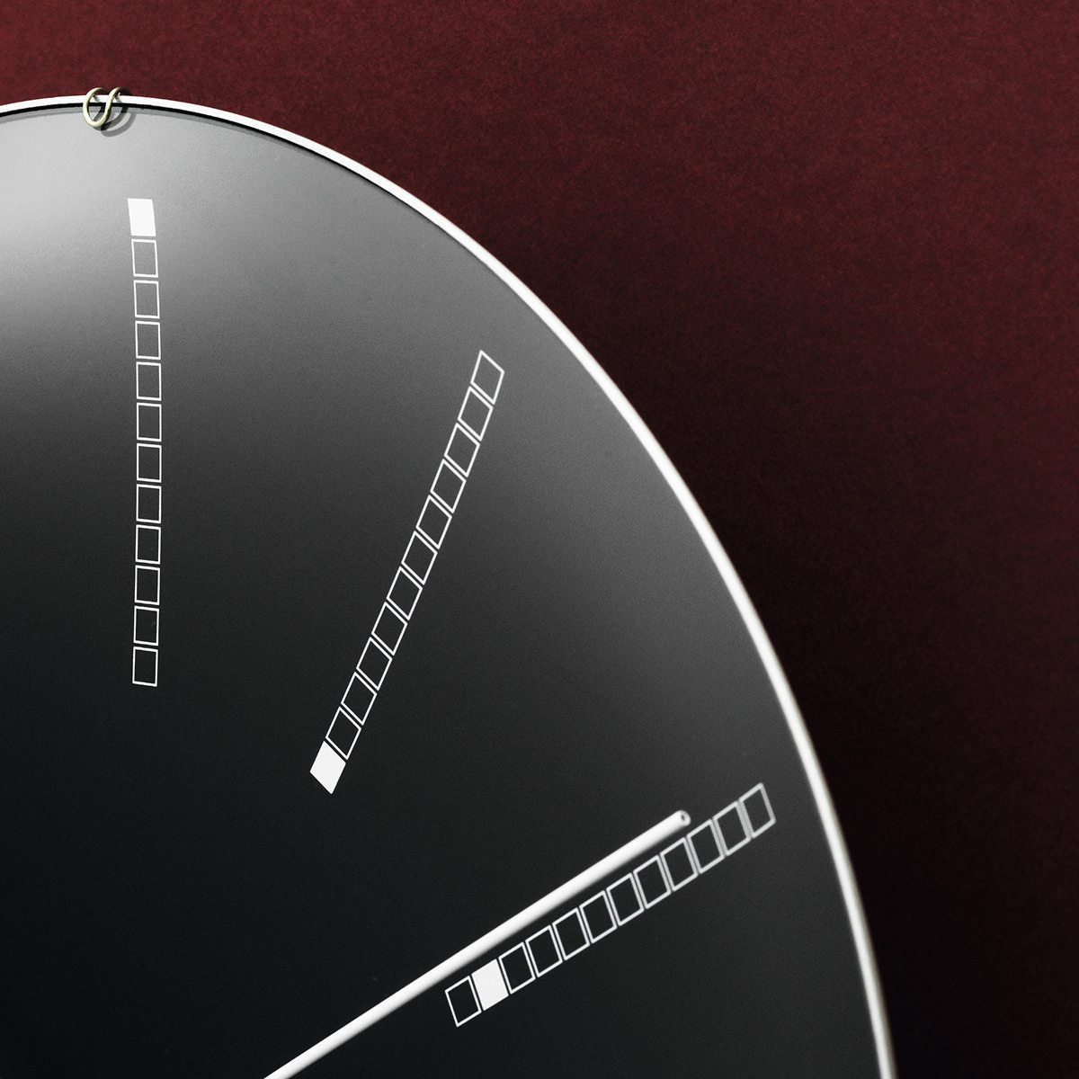 Detailaufnahme der Bankers Wanduhr von Rosendahl Timepieces, modernes Design mit schwarzen Zifferblatt und weißen Markierungen.