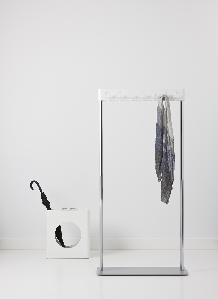 Flow I Schirmständer von Cascando mit Schirm und Schal, Garderobenständer für Büro und Zuhause.