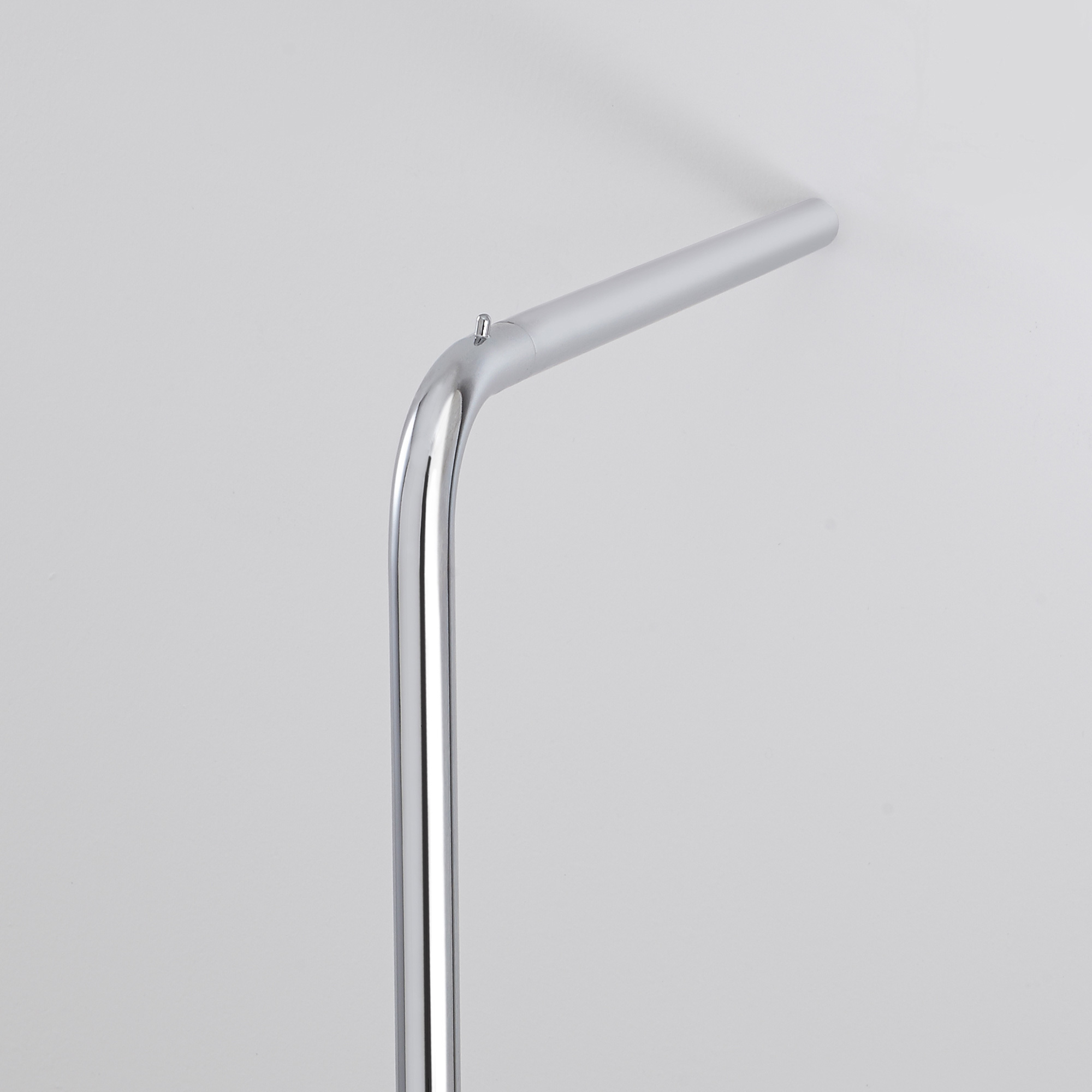 Detailaufnahme der Sam Anlehngarderobe von Mox, eine moderne Garderobe aus verchromtem Stahl.