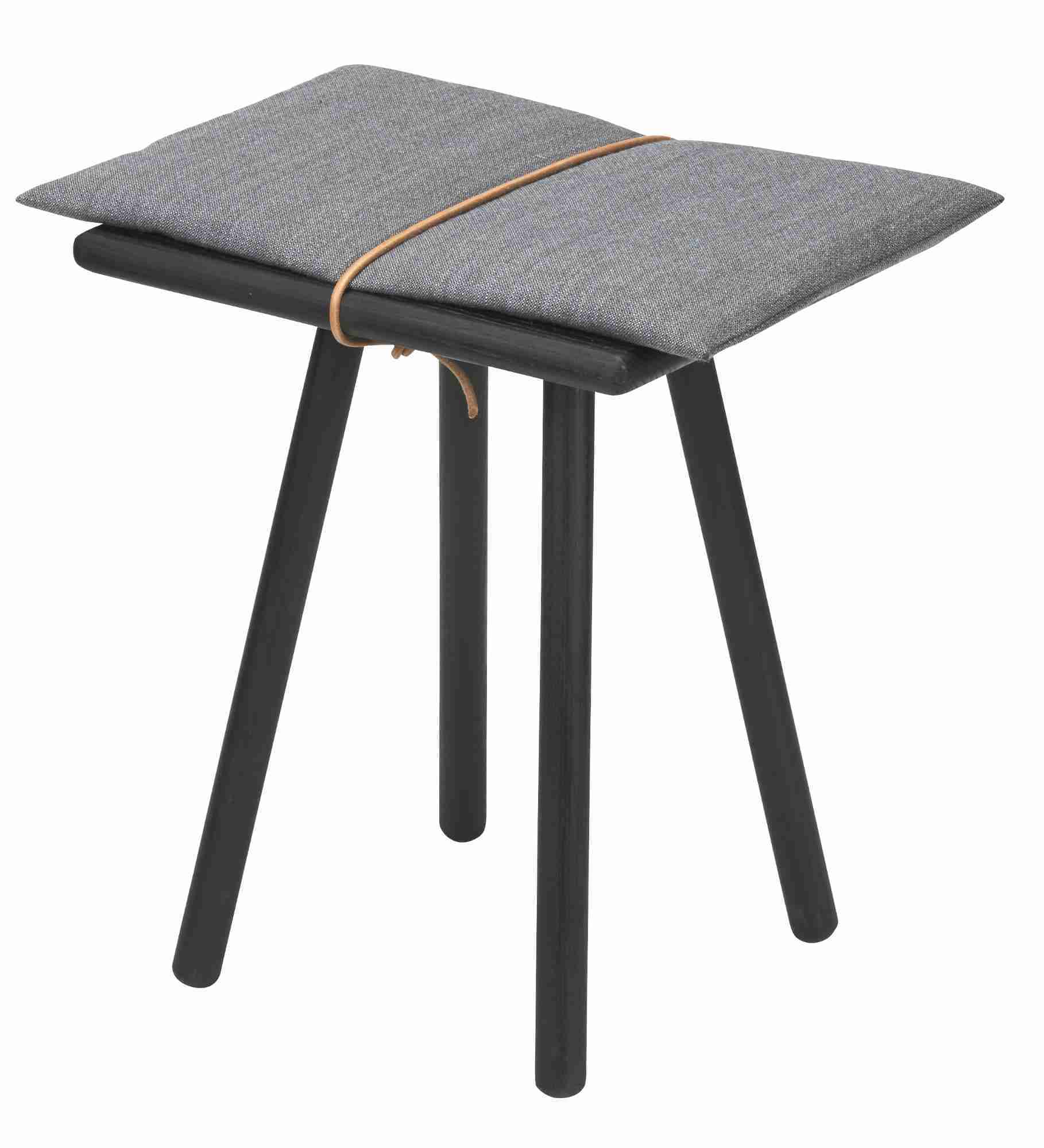 Georg Hocker von Skagerak: Schwarzer Eichenhocker mit grauem Kissen und Lederband. Moderner Sitzhocker.