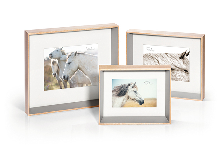Drei Gispy Bilderrahmen von Philippi in verschiedenen Größen mit Pferdebildern. Holzrahmen, modernes Design.