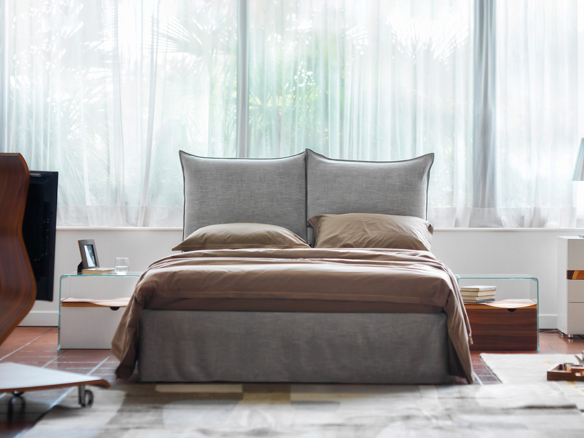 Bifronte + Cestone Nachttisch von Casamania Horm in Natur/Weiß neben einem Bett. Moderner Nachttisch.