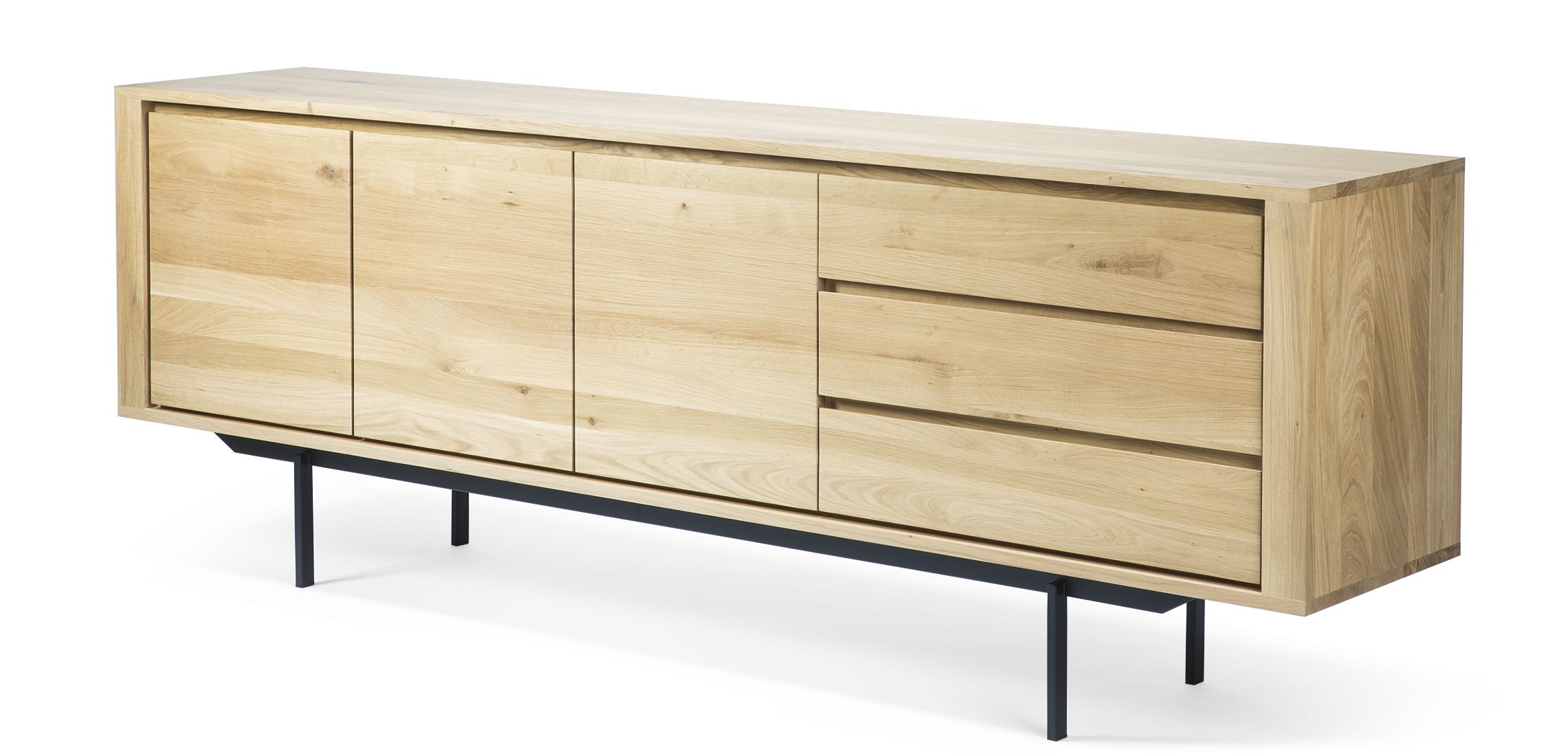 Ethnicraft Shadow Anrichte aus Eiche mit drei Schubladen und Türen auf schwarzem Metallgestell.