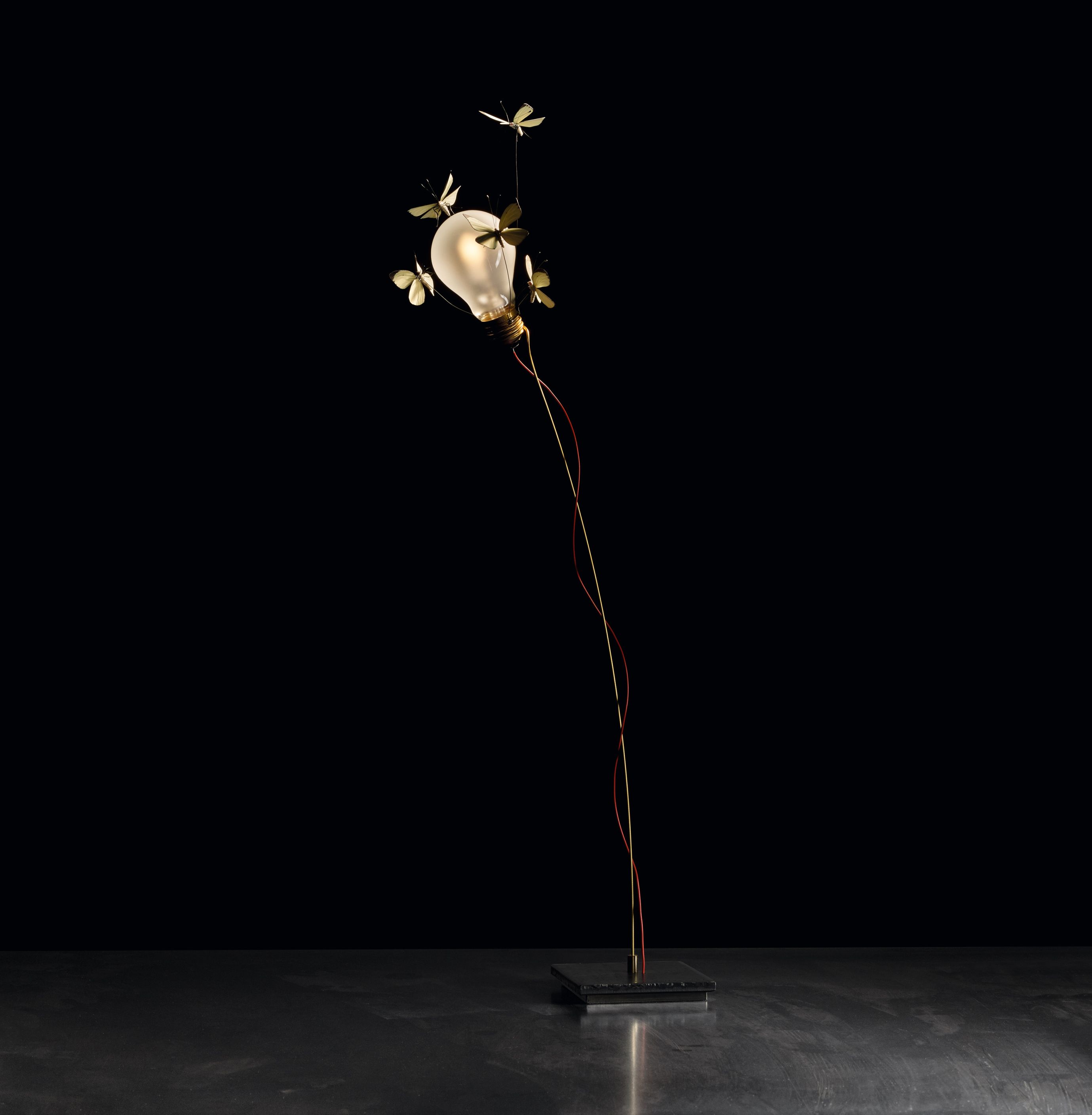 I Ricchi Poveri Stehleuchte von Ingo Maurer mit Glühbirne und Schmetterlingen.