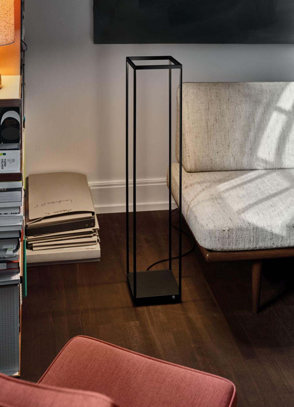 Reflex² Stehleuchte von Serien Lighting, minimalistische Design Lampe mit schwarzem Rahmen im Wohnzimmer.