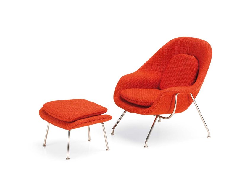 Roter Miniatur Womb Chair mit Ottoman von Vitra, Designklassiker für Puppenhaus oder Sammler.