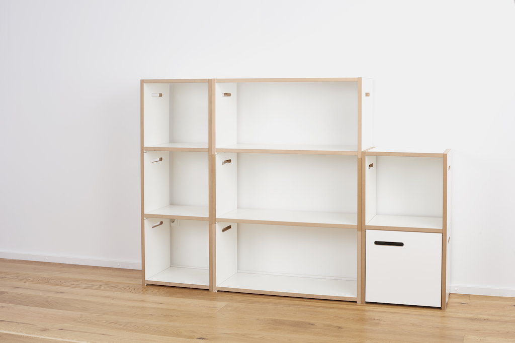 Tojo Halbstark Regalsystem: Weißes, modulares Bücherregal mit Schublade, ideal für Wohnzimmer und Kinderzimmer.