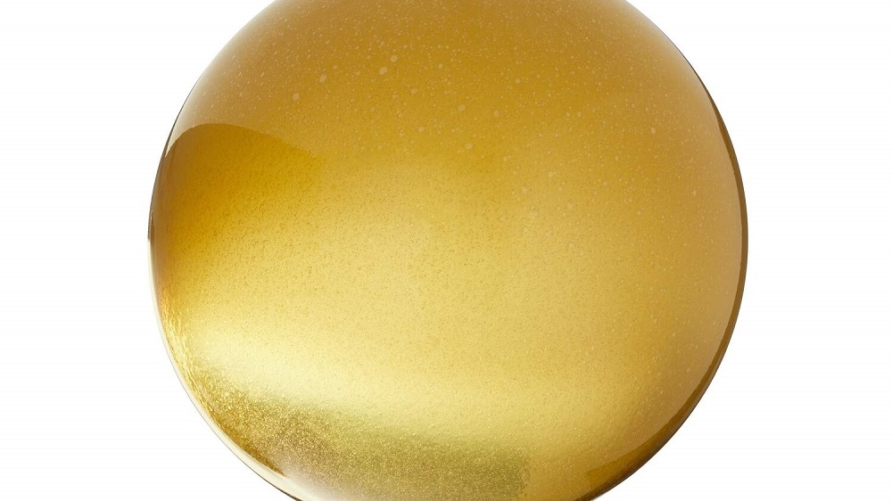 Detailaufnahme der Bollicosa Lampe Pendelleuchte von Cassina in Karamell, modernes Design für Wohnraumbeleuchtung.