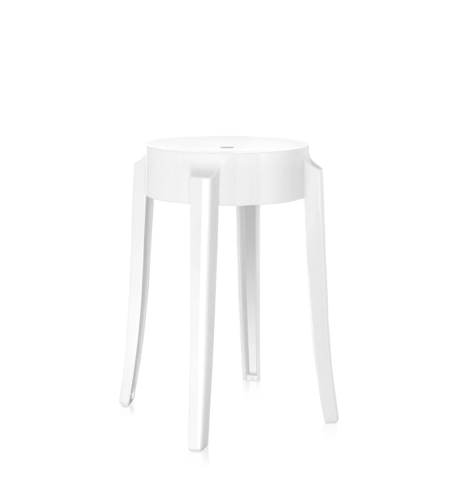 Weißer Charles Ghost Hocker von Kartell, moderner Design Hocker aus transparentem Kunststoff.