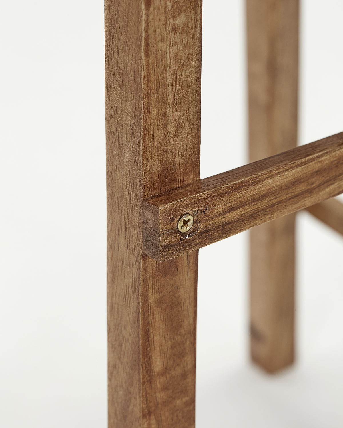 Detailaufnahme Laddi Beistelltisch in Antik Braun: Holzstruktur und Verbindungselemente des kleinen Tisches.