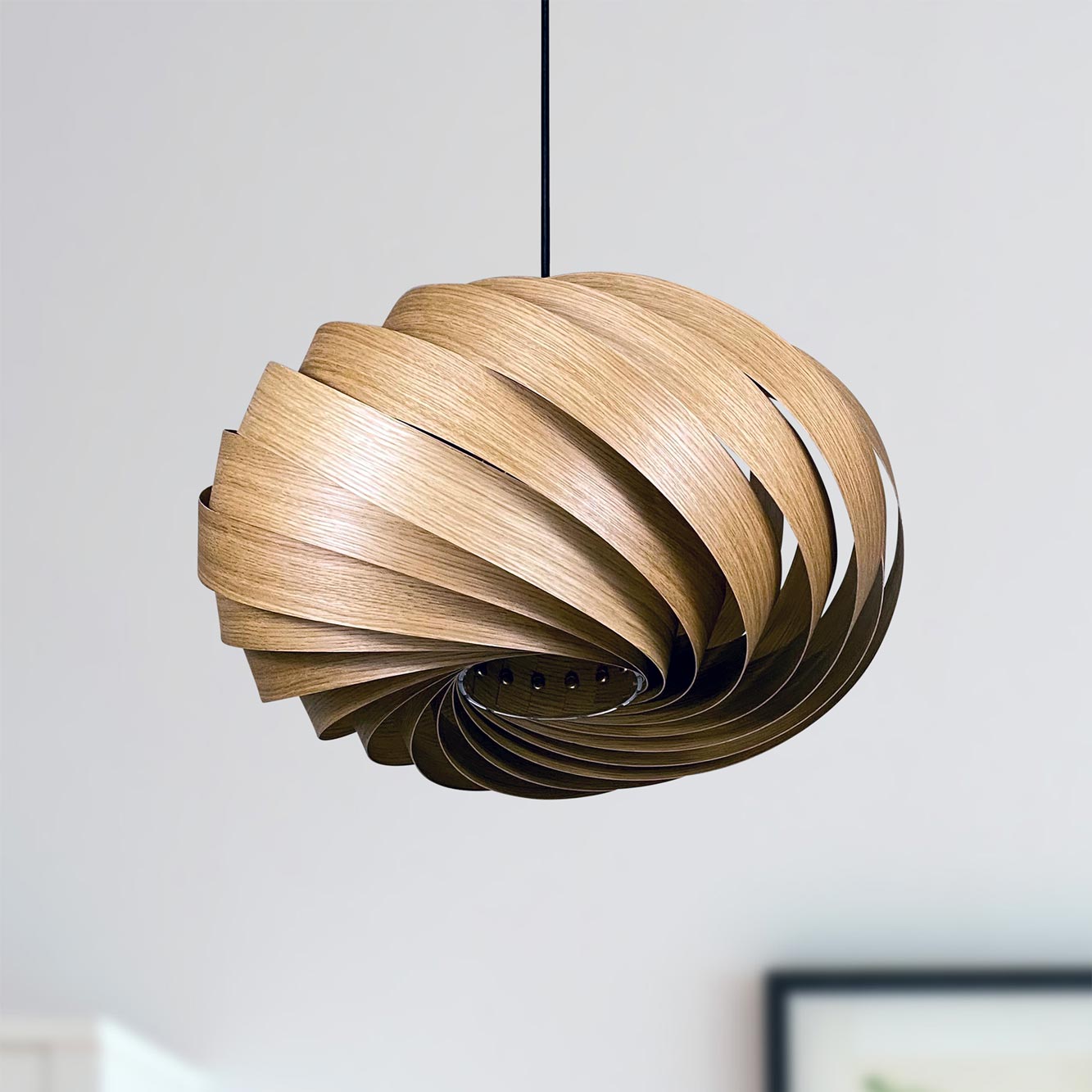 Quiescenta Hängeleuchte aus Eiche: Moderne Holzlampe mit spiralförmigem Design für stilvolle Beleuchtung.