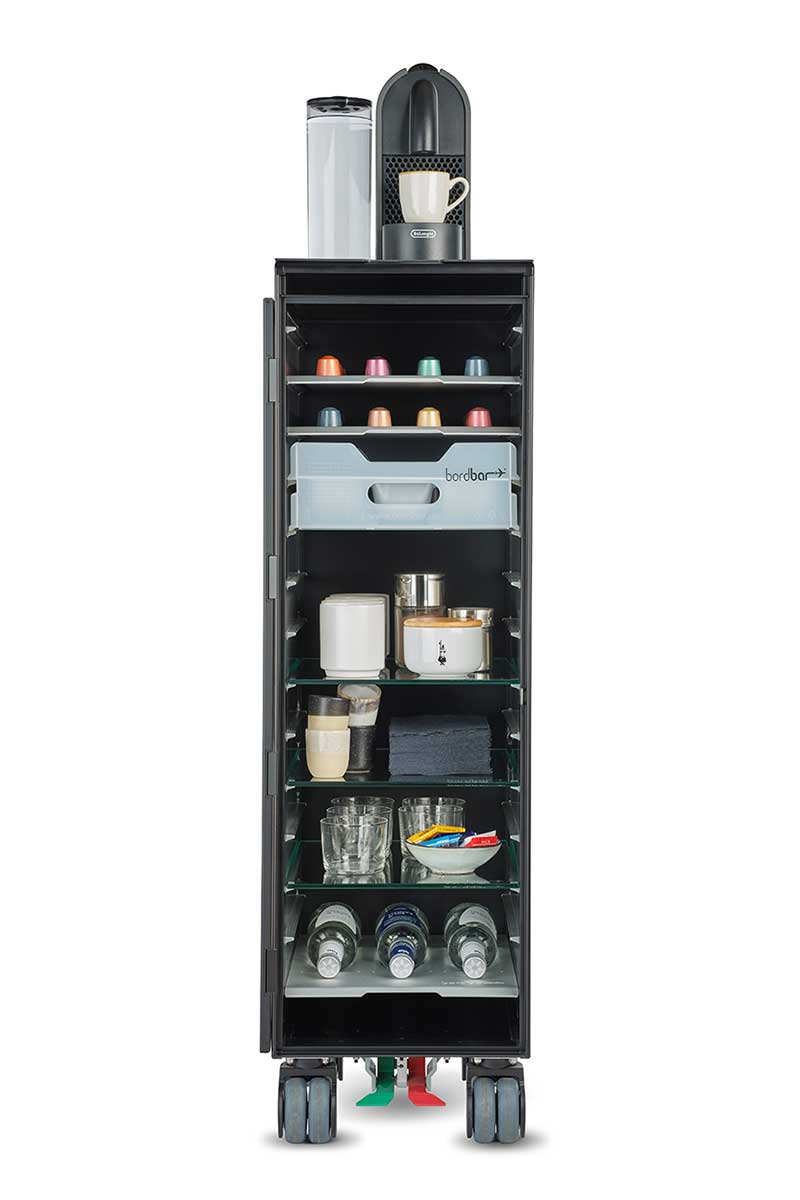 Kaffee Equipment Set Zubehör Bordbar mit Kaffeemaschine, Kapseln, Tassen, Gläsern und Flaschen auf mehreren Regalen.