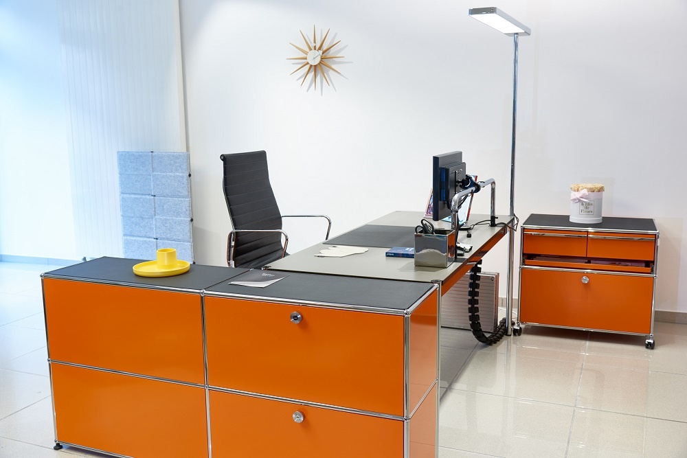 Graphitschwarze Lederauflage auf USM Sideboard, 50x35 cm, für stilvolles Wohnen und Büro.