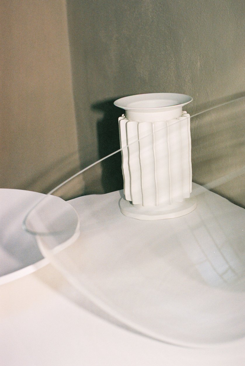 Taccia Small LED Tischleuchte von Flos in mattem Weiß, moderne Designerleuchte.