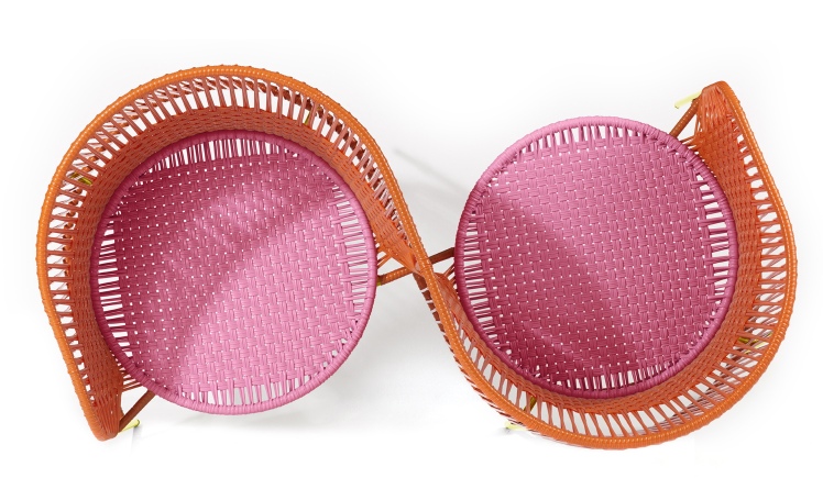 Caribe Vis a Vis Bank: Orange und Kaugummirosa Outdoor-Bank aus Korbgeflecht, modernes Design.