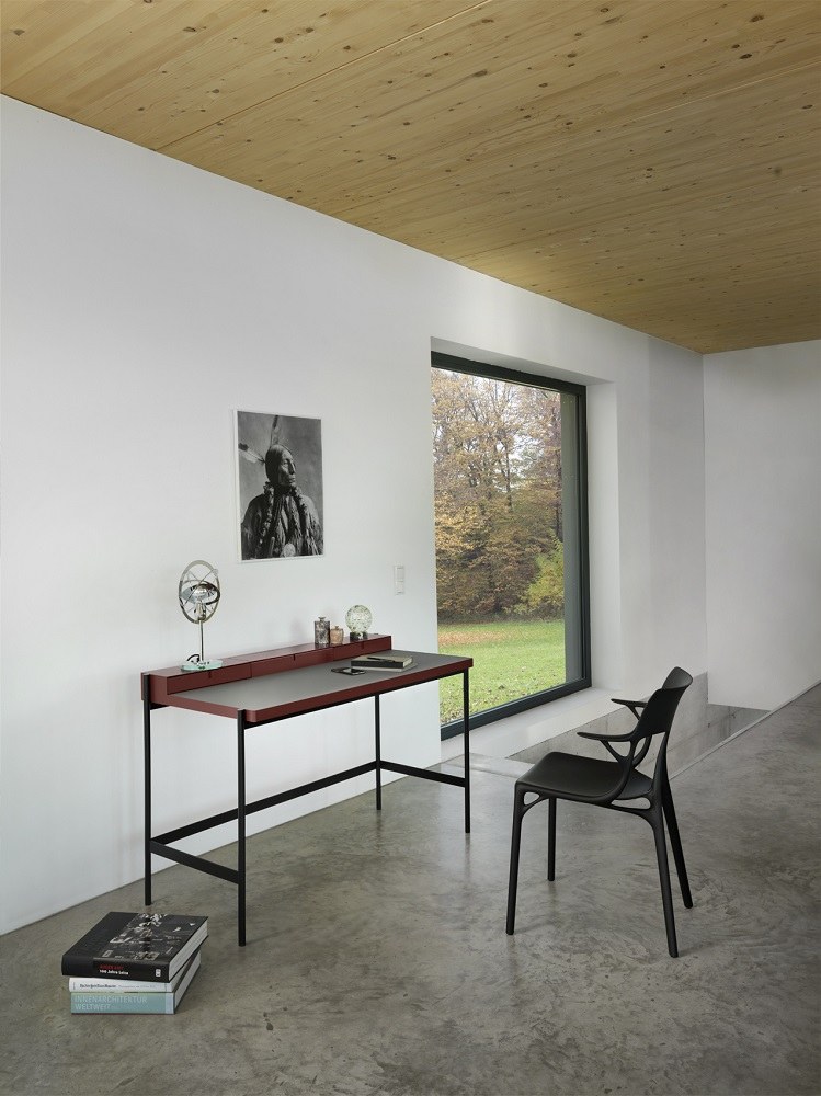 PS20 BIG Schreibtisch von Müller Möbelfabrikation in Oxidrot mit drei Schubladen im modernen Arbeitszimmer.