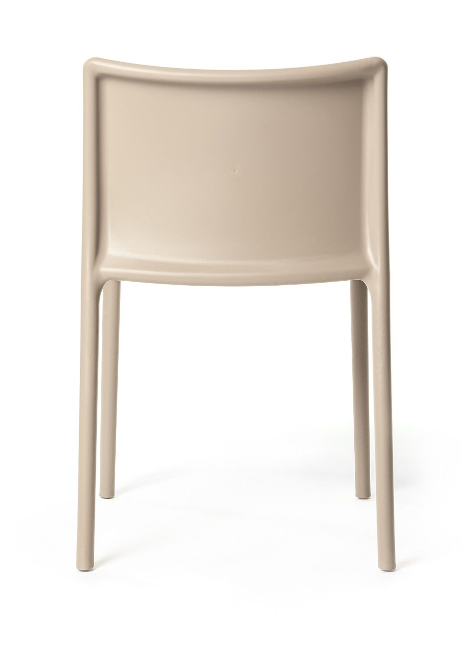 Beiger Magis Air Chair Stuhl für drinnen und draußen, Ansicht von hinten. Moderner Designstuhl.