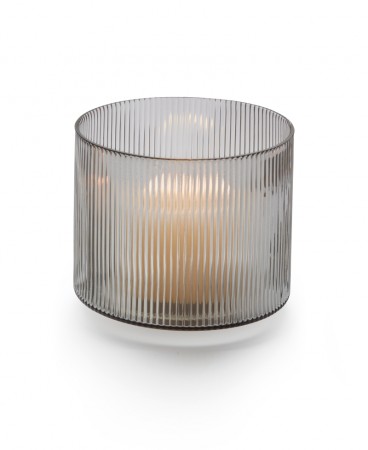 Graues Line Windlicht von Philippi mit feinen Rillen und einer brennenden Kerze im Inneren.