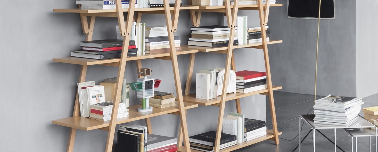 Helles Holzregal, Leiterregal, mit Büchern und Dekorationsobjekt. Nuvola Rossa Bücherregal im modernen Wohnzimmer.