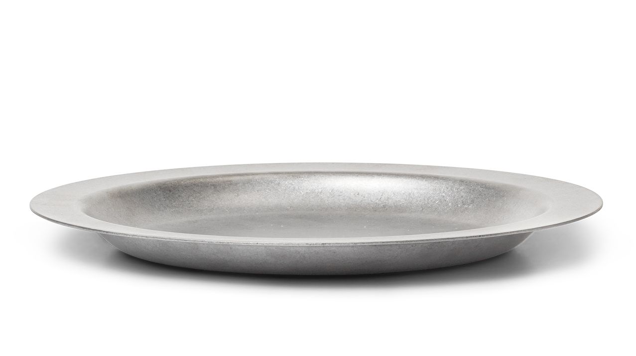 Ferm Living Tumbled Plate, ein grauer Campingteller aus Metall für Picknick und Outdoor-Aktivitäten.