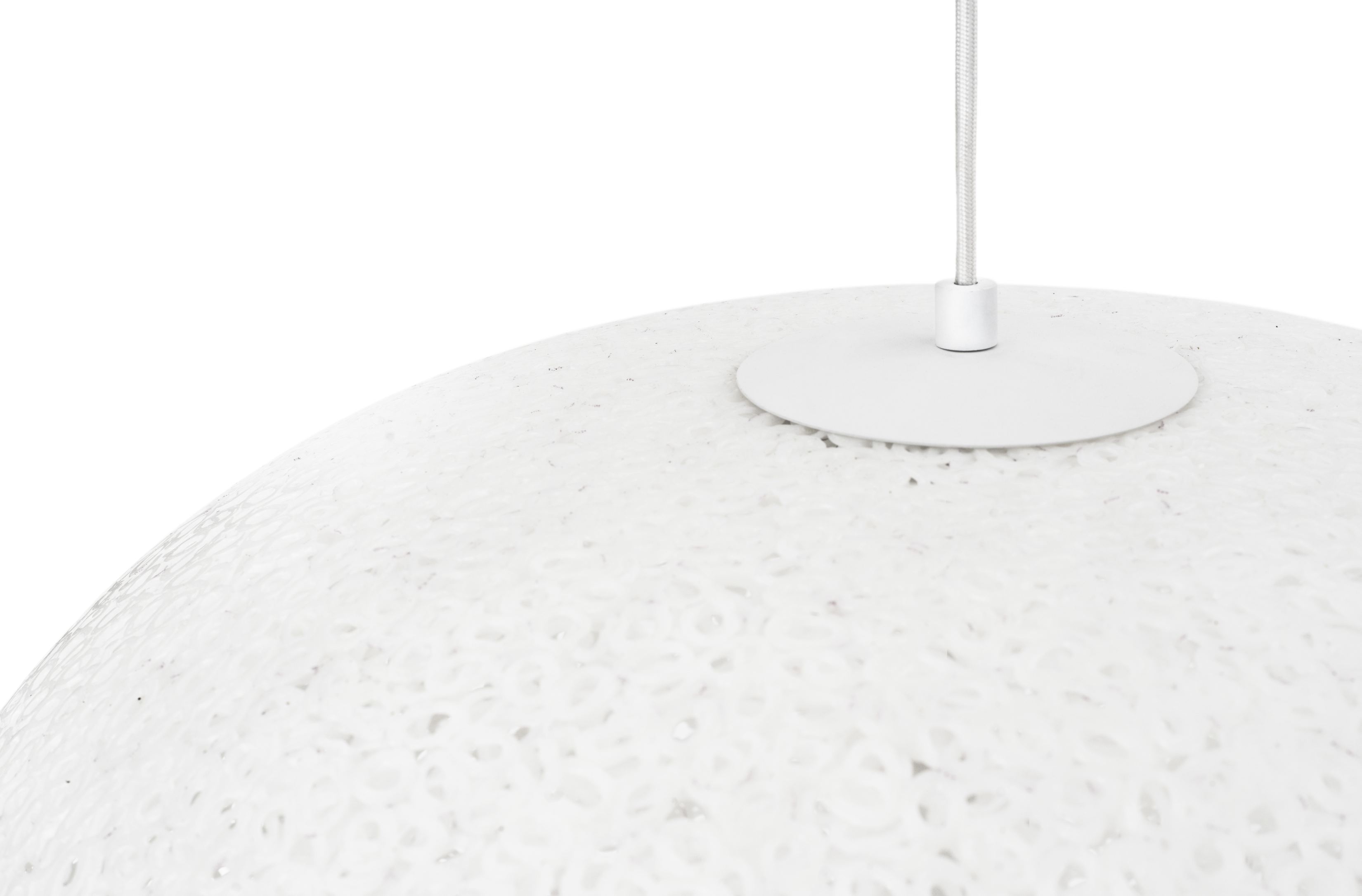 Detailaufnahme der weißen Act Lamp Pendelleuchte von Normann Copenhagen mit Textur und Kabel.