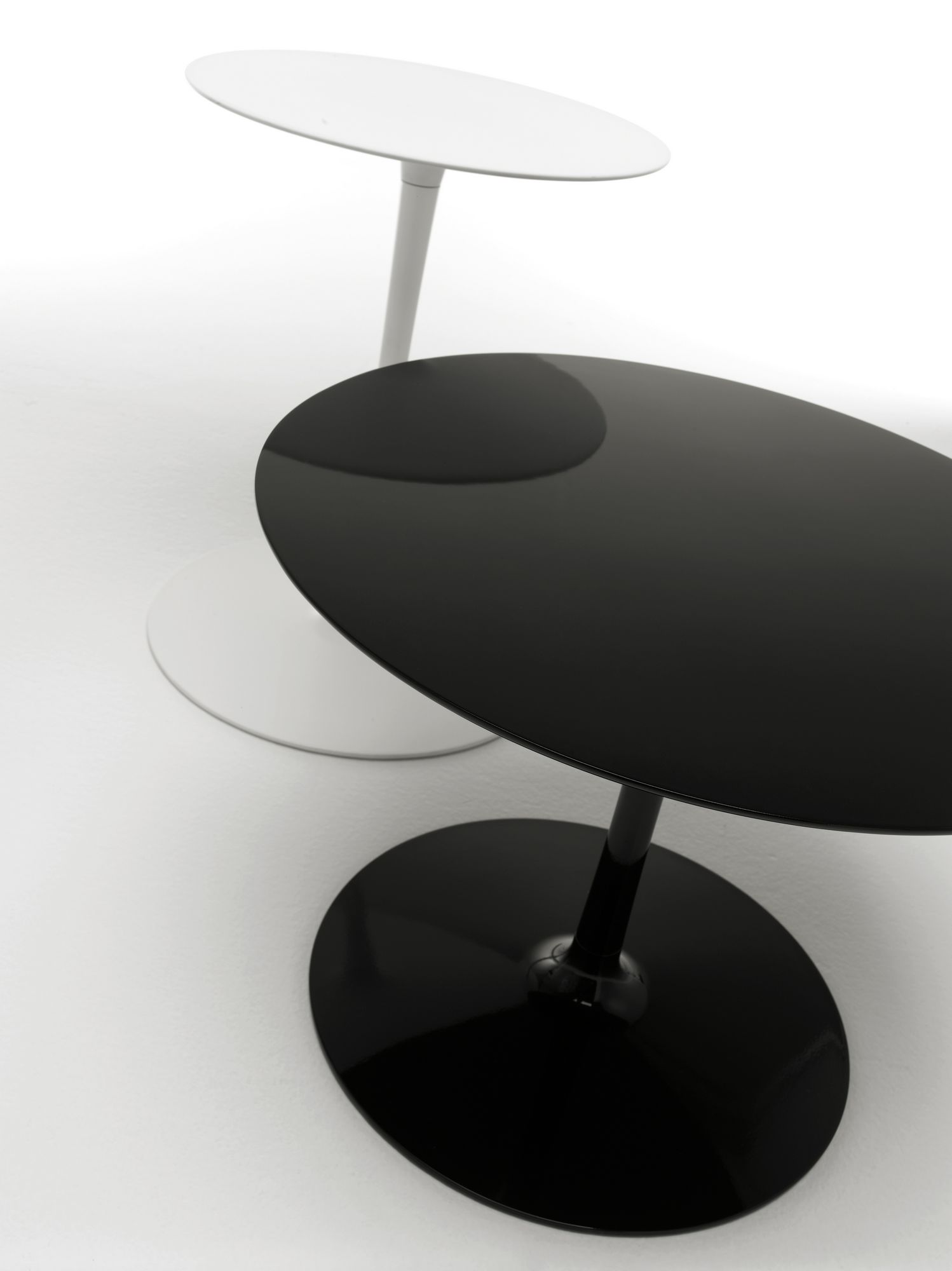 Flow Low Table Beistelltisch von MDF Italia in Schwarz und Weiß, modernes Design.