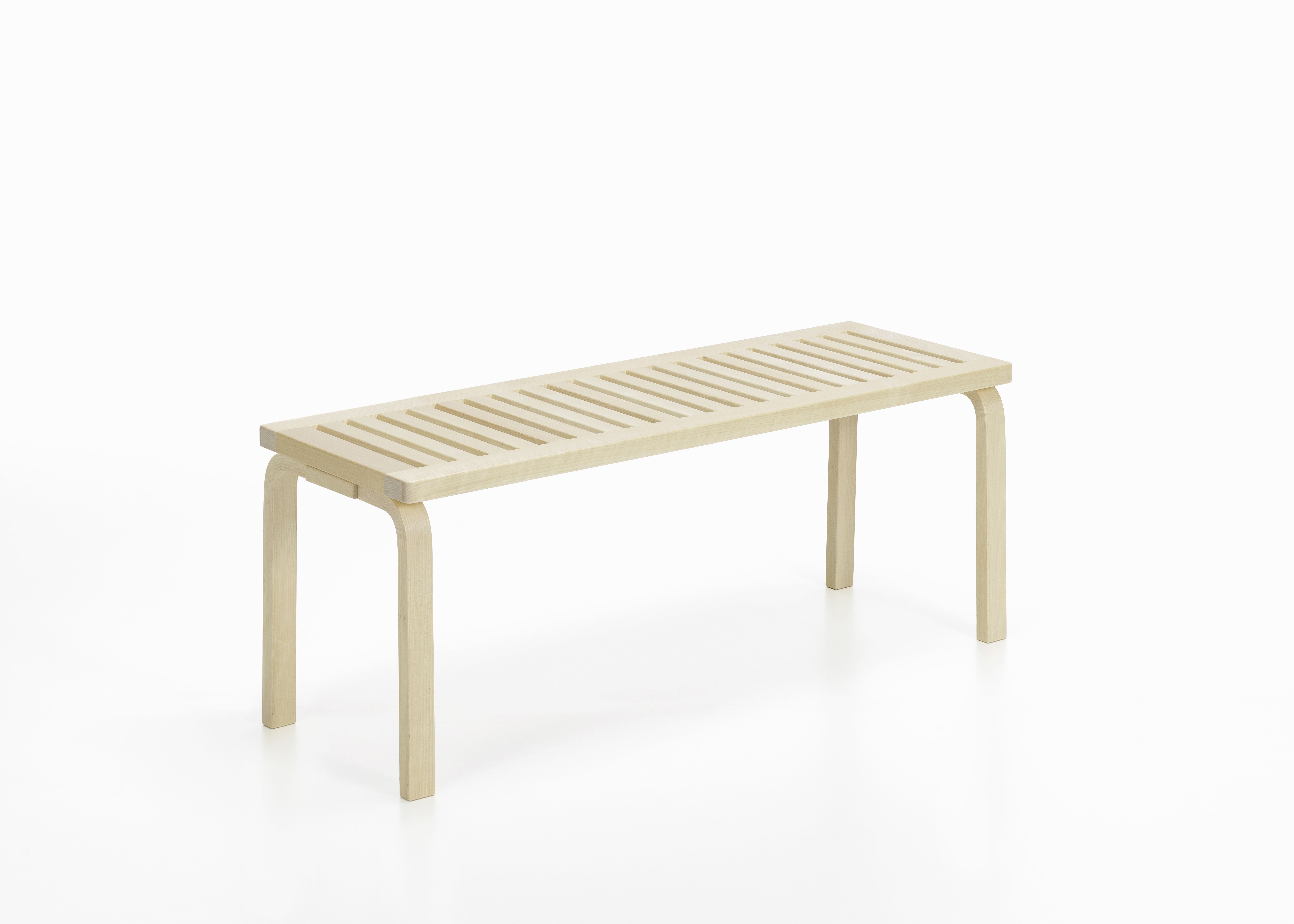 Artek Bank 153A aus hellem Holz mit Lattenrost Sitzfläche, minimalistisches Design.