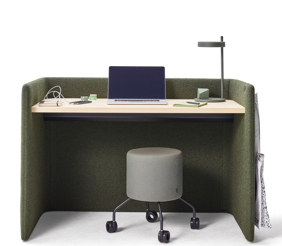 Floater Schreibtisch: Moderner Arbeitsplatz mit grünem Stoff, hellem Holzschreibtisch und Hocker auf Rollen. Büro Möbel für konzentriertes Arbeiten.